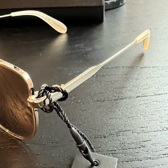 NWT BCBGMAXAZRIA 60mm Cat Eye Sunglasses in Pearl with Case and Cleaning Cloth - Picture 4 of 6